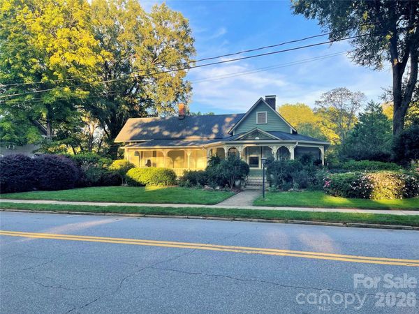 364 6th Street NW, Hickory, NC 28601