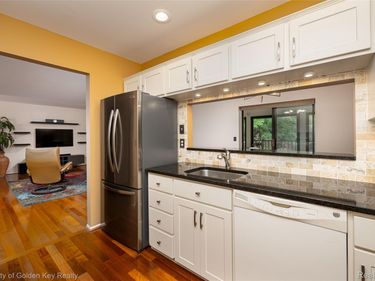 17955 University Park Drive, Unit 82, Livonia, Mi 48152