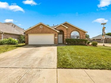 8900 San Joaquin Trail, Fort Worth, TX 76118