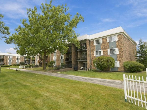 1627 N Windsor Drive, Unit 305, Arlington Heights, IL 60004