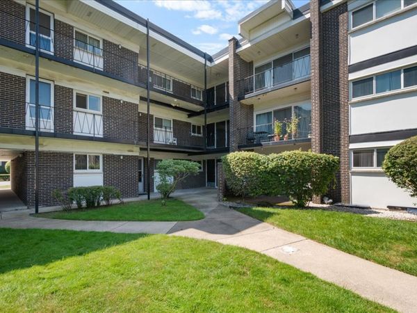 10101 Cherry Parkway, Unit M8, Skokie, IL 60076
