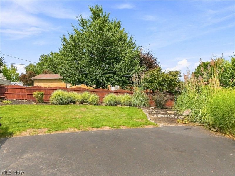 2215 Tamarack Circle NE, Canton, OH 44721 Photo 5