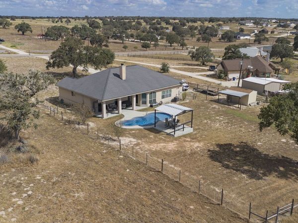 708 Lake Valley Dr, La Vernia, TX 78121