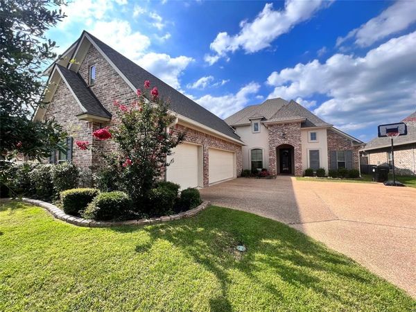 725 Dumaine Drive , Bossier City, LA 71111