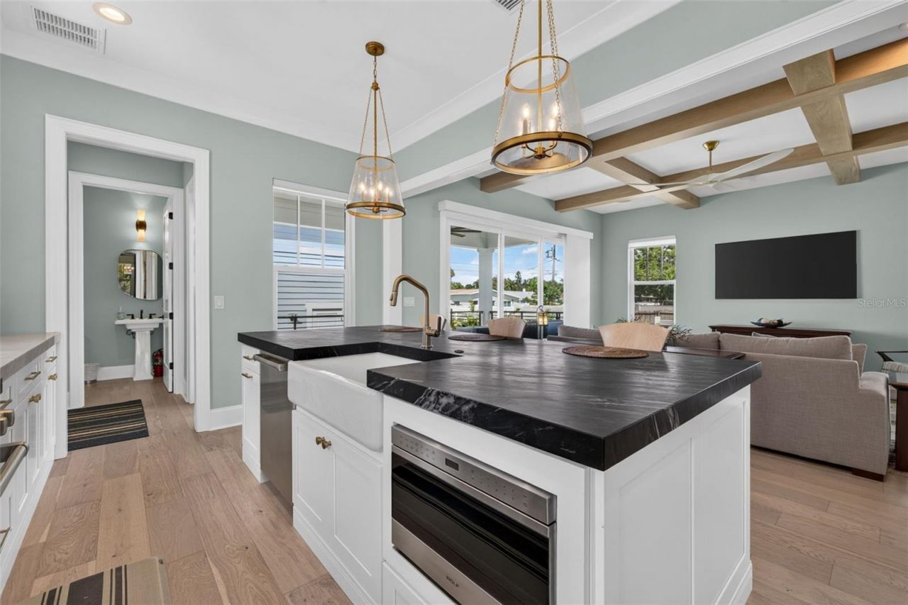 239 39th Avenue Ne, Saint Petersburg, FL 33703 Photo