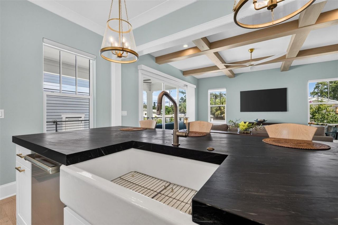 239 39th Avenue Ne, Saint Petersburg, FL 33703 Photo