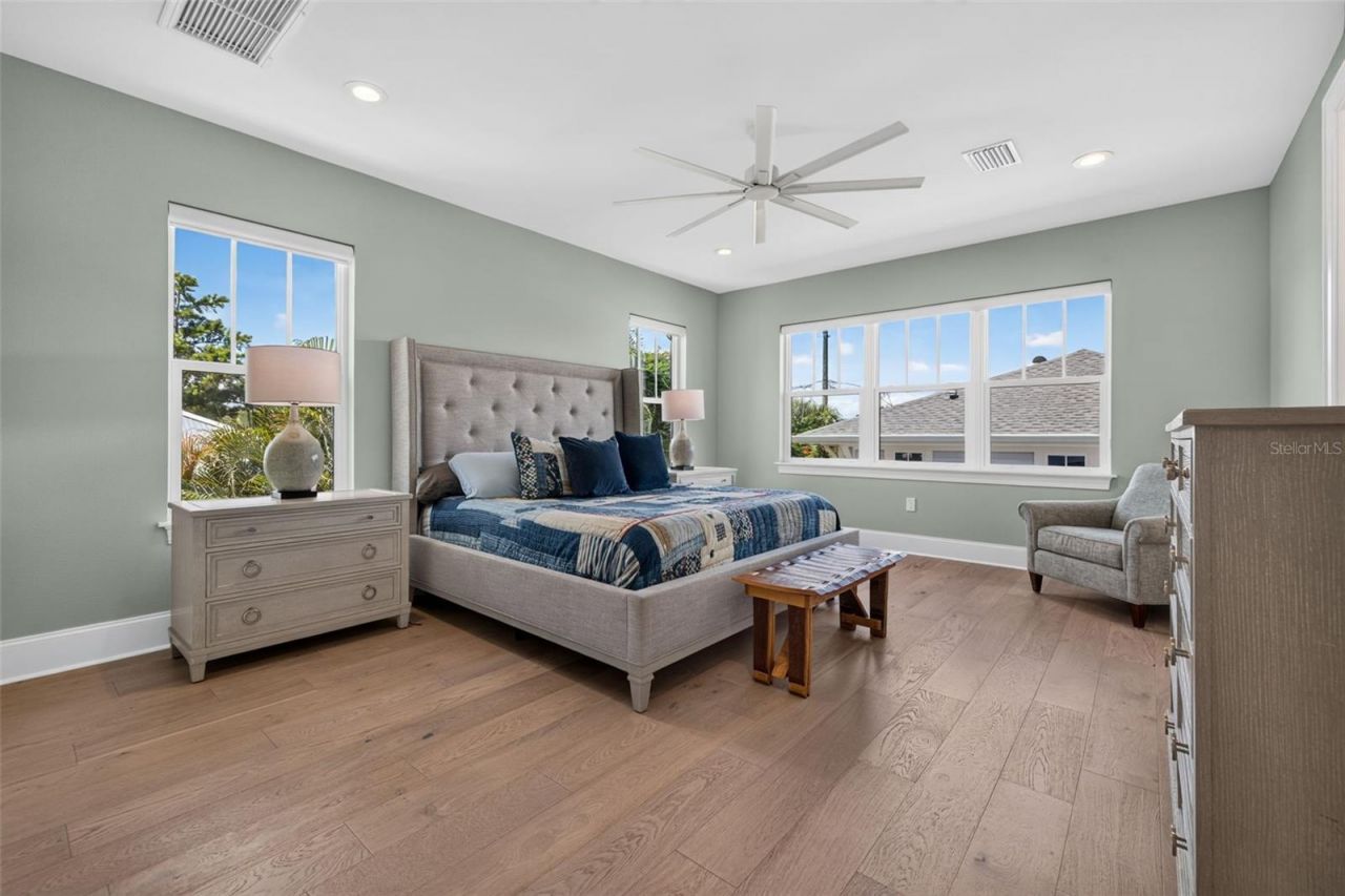 239 39th Avenue Ne, Saint Petersburg, FL 33703 Photo