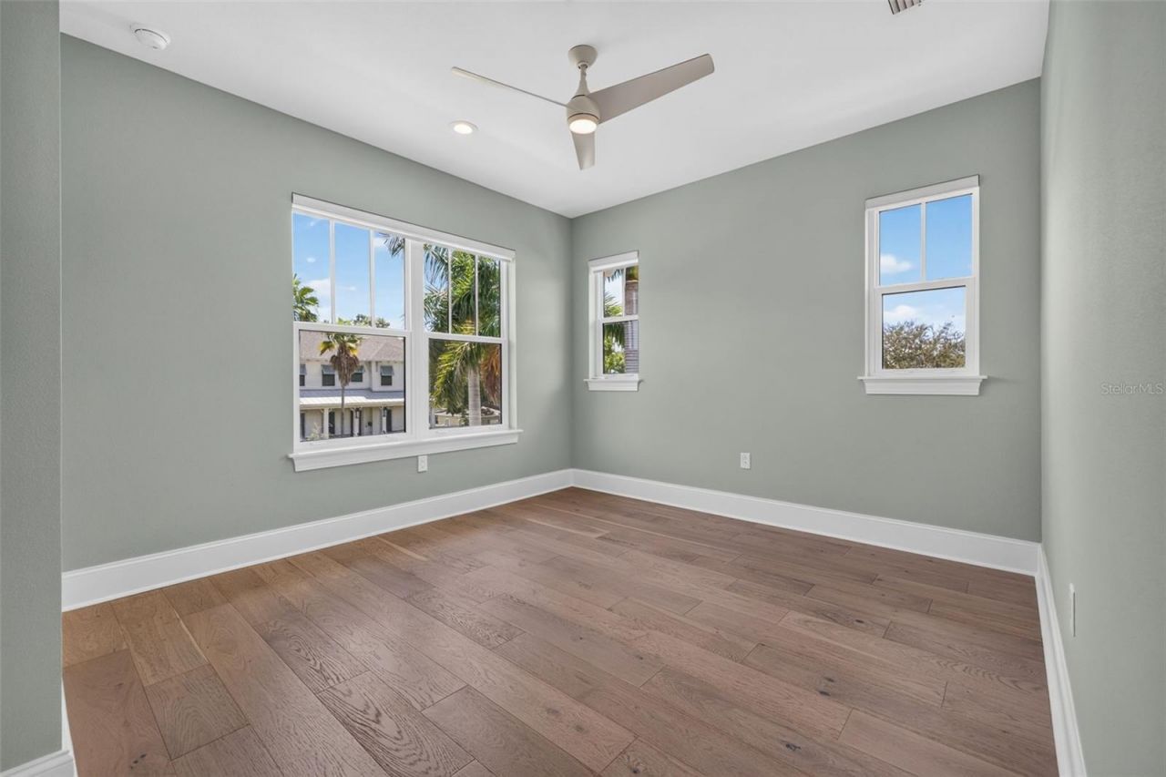 239 39th Avenue Ne, Saint Petersburg, FL 33703 Photo