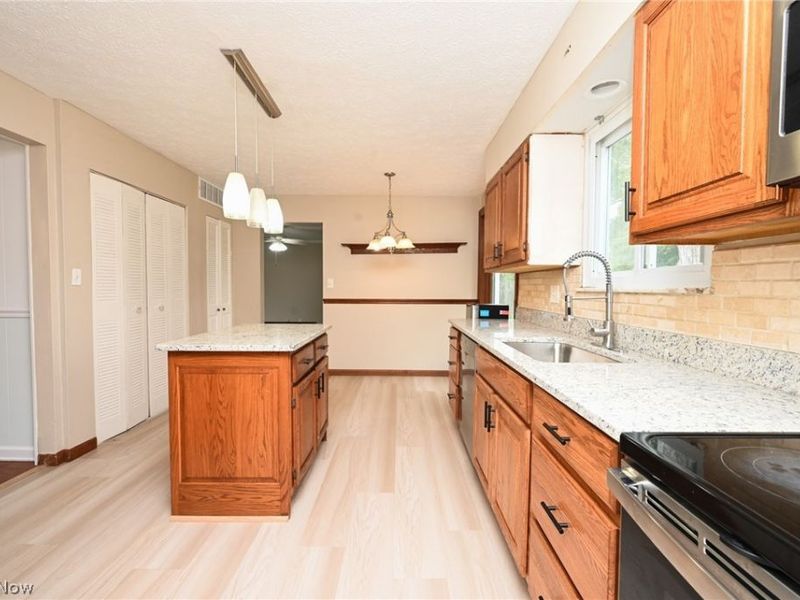6752 Crestwood Lane, Olmsted Township, OH 44138 Photo 8