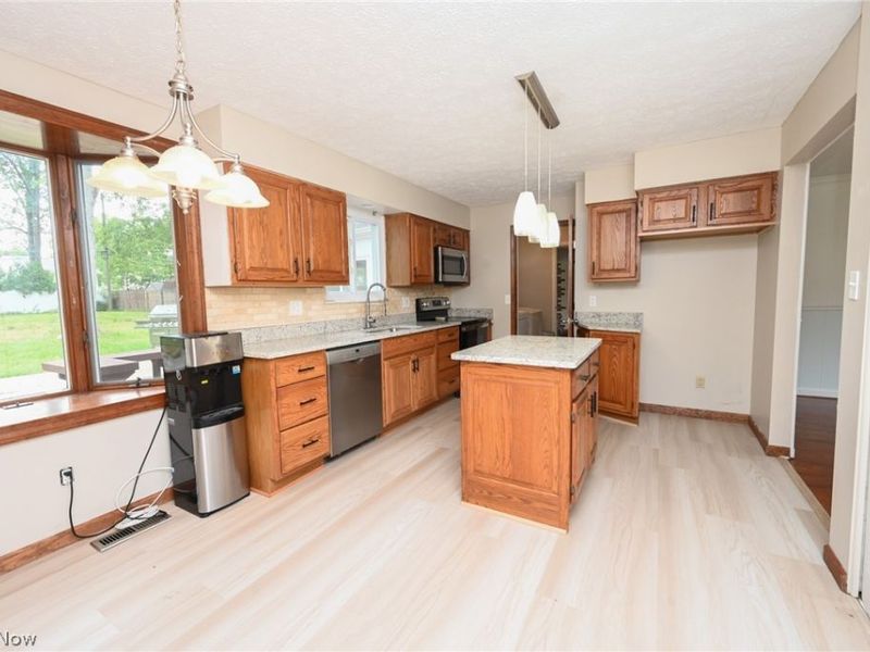 6752 Crestwood Lane, Olmsted Township, OH 44138 Photo 9