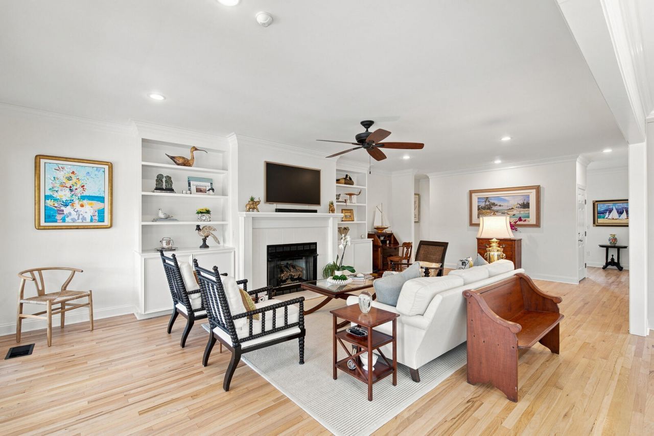 558 Island Walk E Photo 8