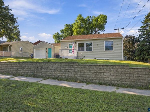 2111 E 11th St, Sioux Falls, SD 57103