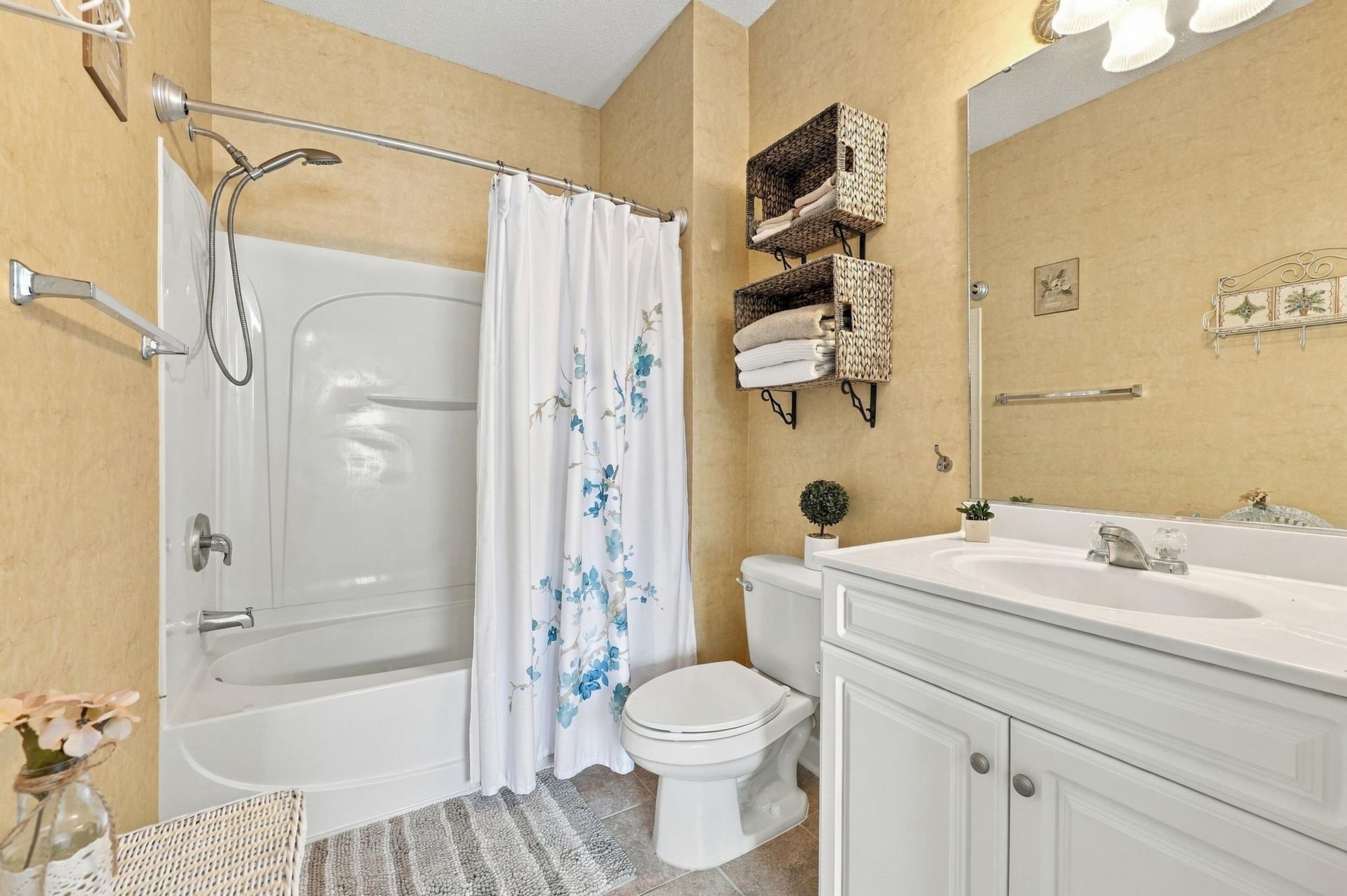 208 Castle Dr. Photo 20