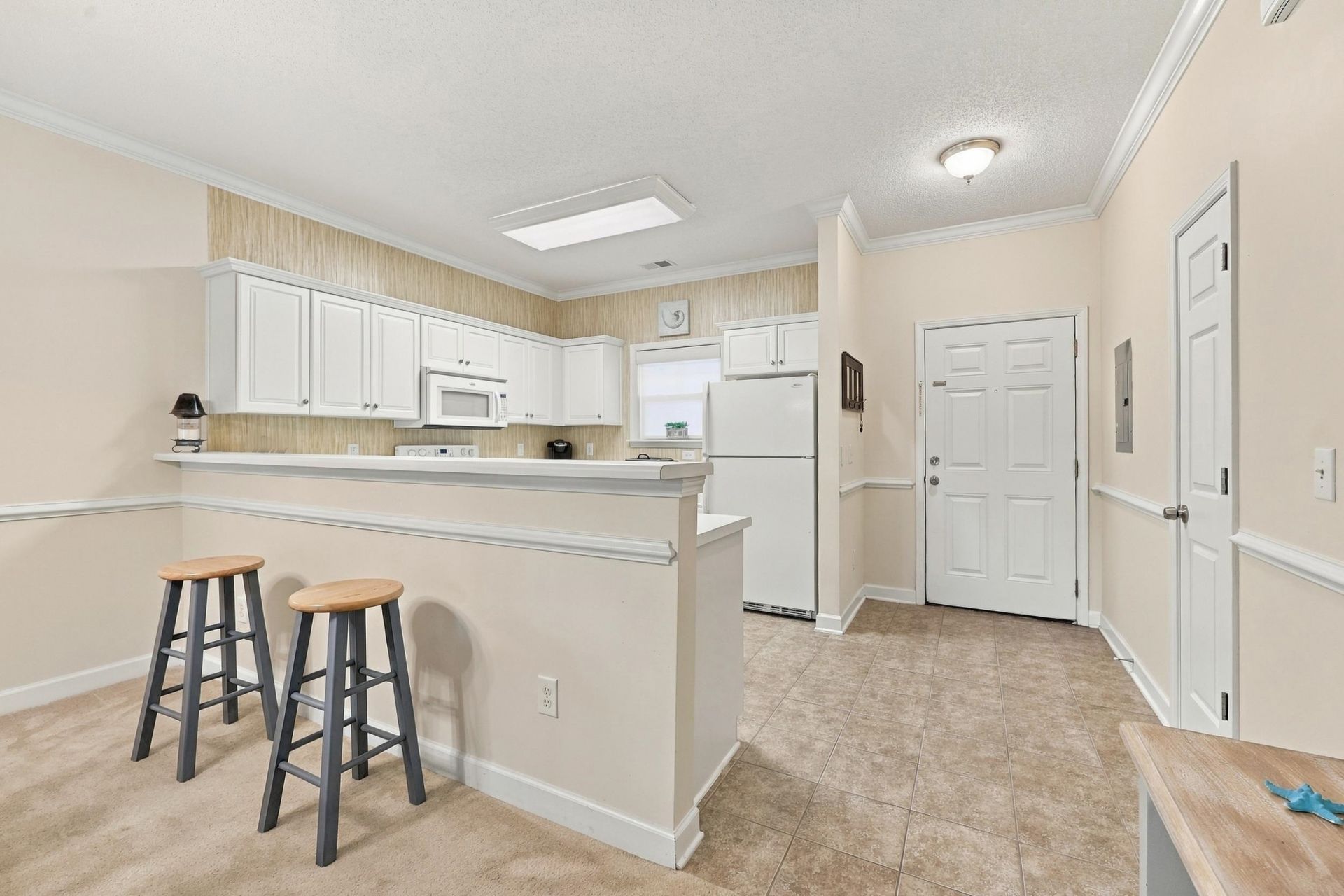 208 Castle Dr. Photo 5