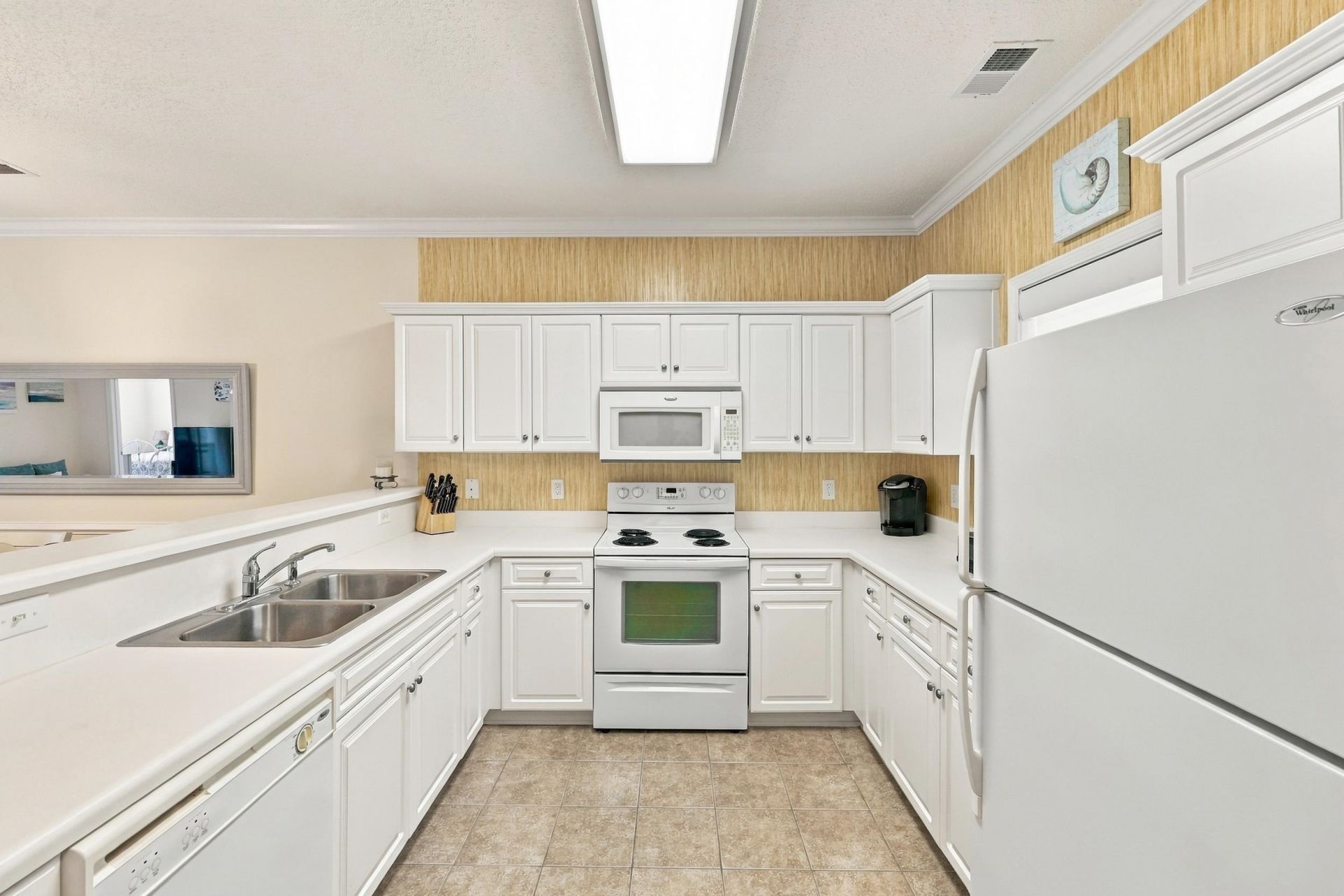 208 Castle Dr. Photo 6