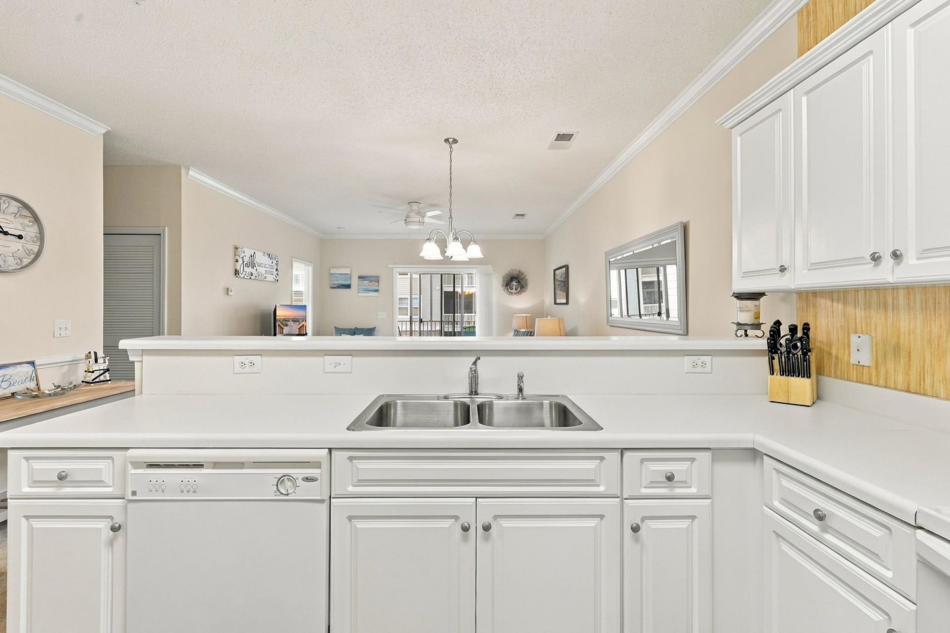 208 Castle Dr. Photo 7