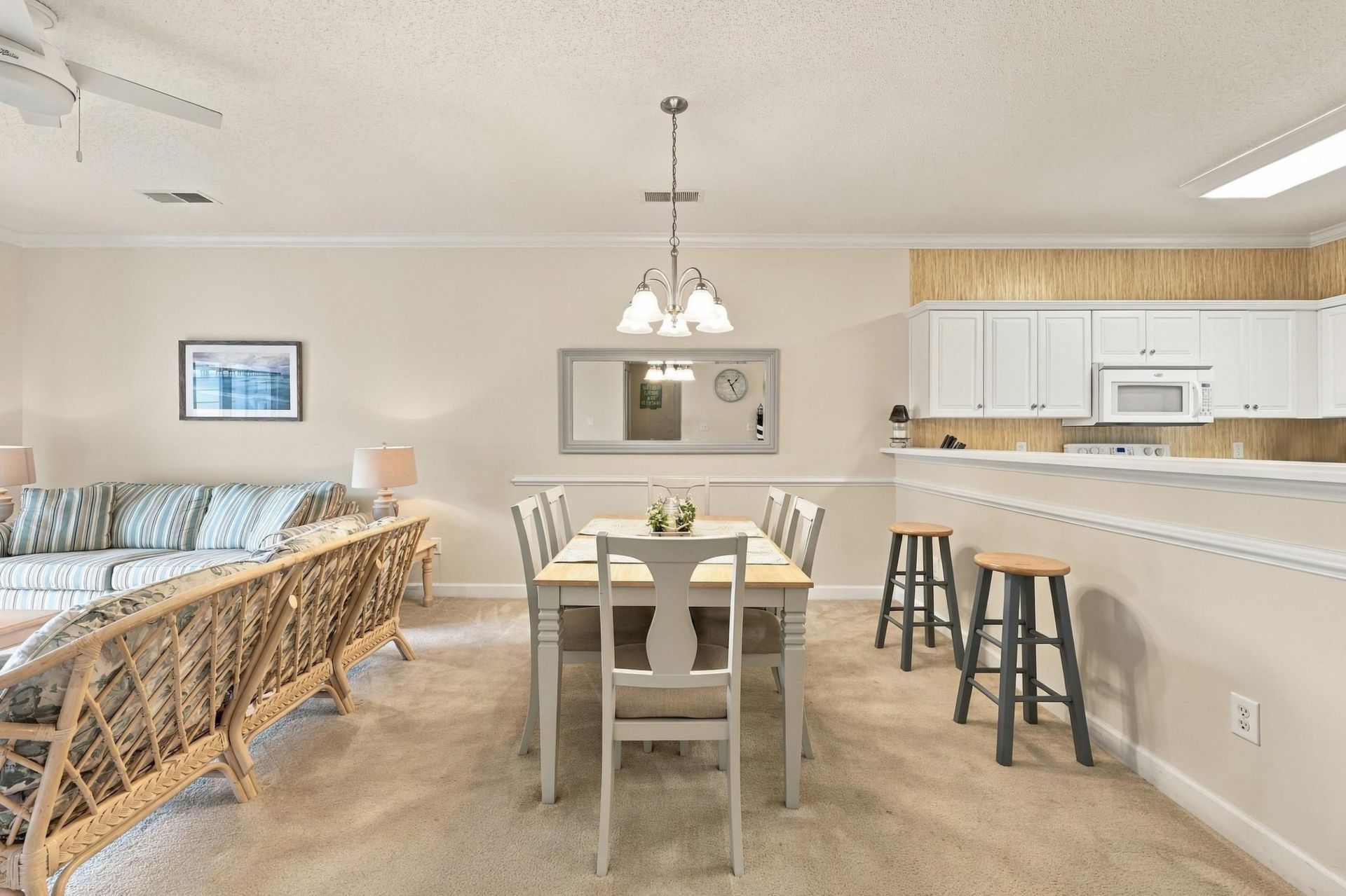 208 Castle Dr. Photo 9