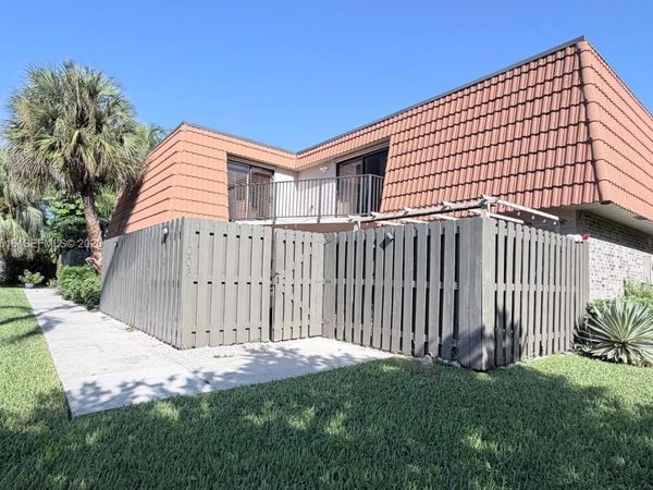 11006 N Harmony Lake Cir, Davie, FL 33324