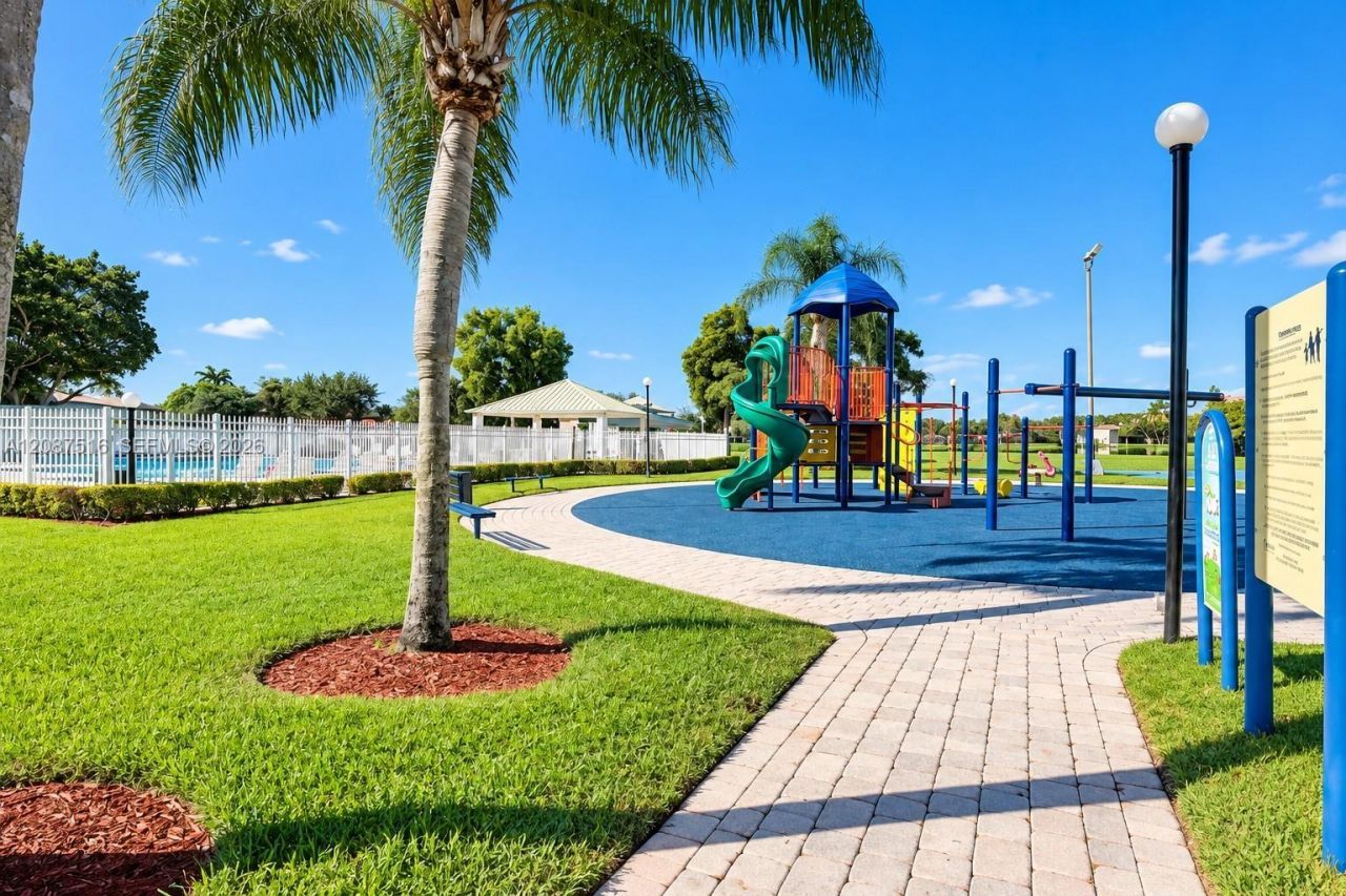 11006 N Harmony Lake Cir, Davie, FL 33324 Photo