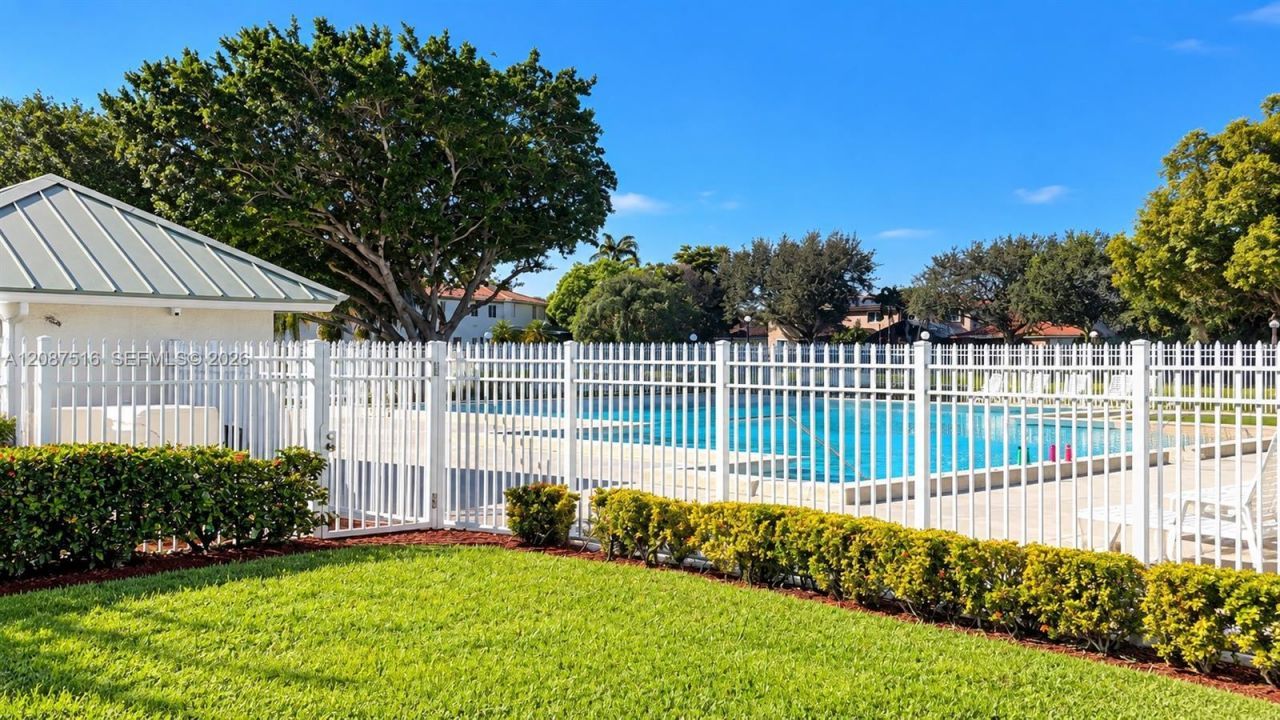 11006 N Harmony Lake Cir, Davie, FL 33324 Photo