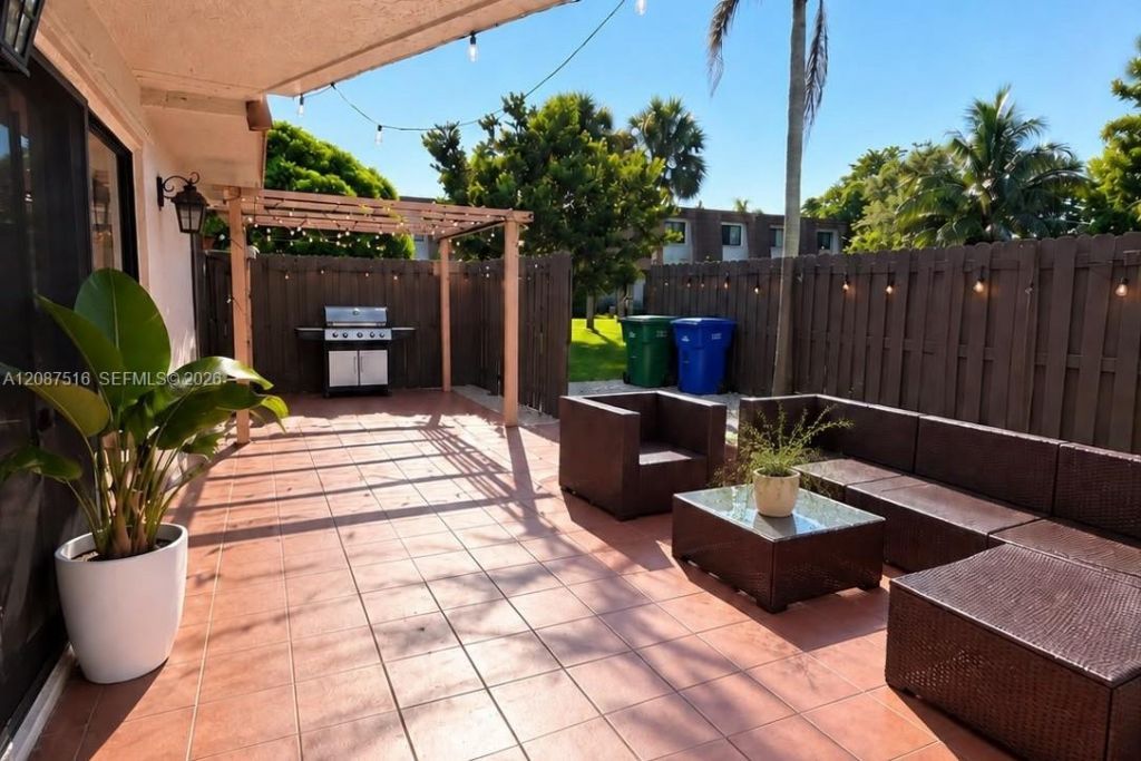11006 N Harmony Lake Cir, Davie, FL 33324 Photo
