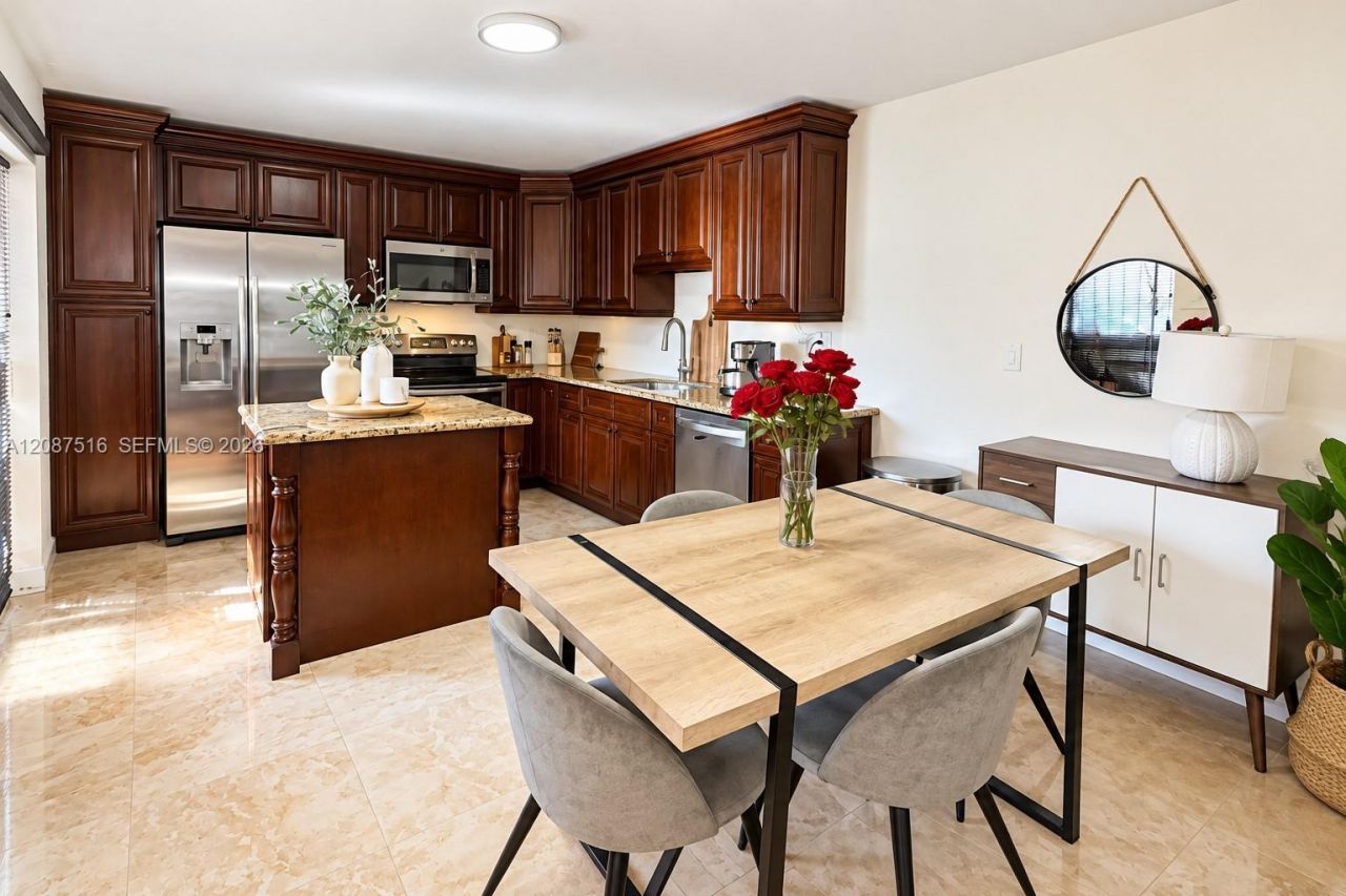 11006 N Harmony Lake Cir, Davie, FL 33324 Photo