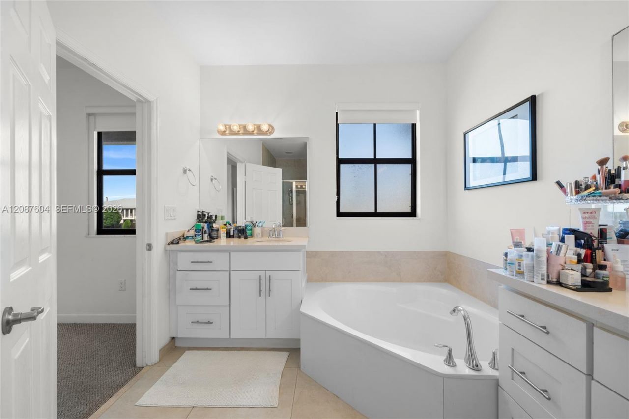 6005 NW 104th Path, Unit 6005, Doral, FL 33178 Photo