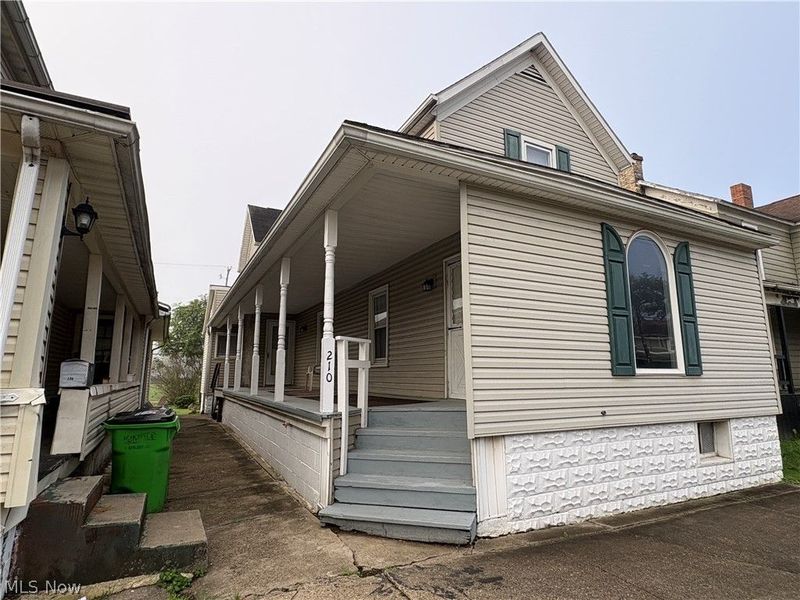 210 W 3rd Street, Uhrichsville, OH 44683 Photo 1
