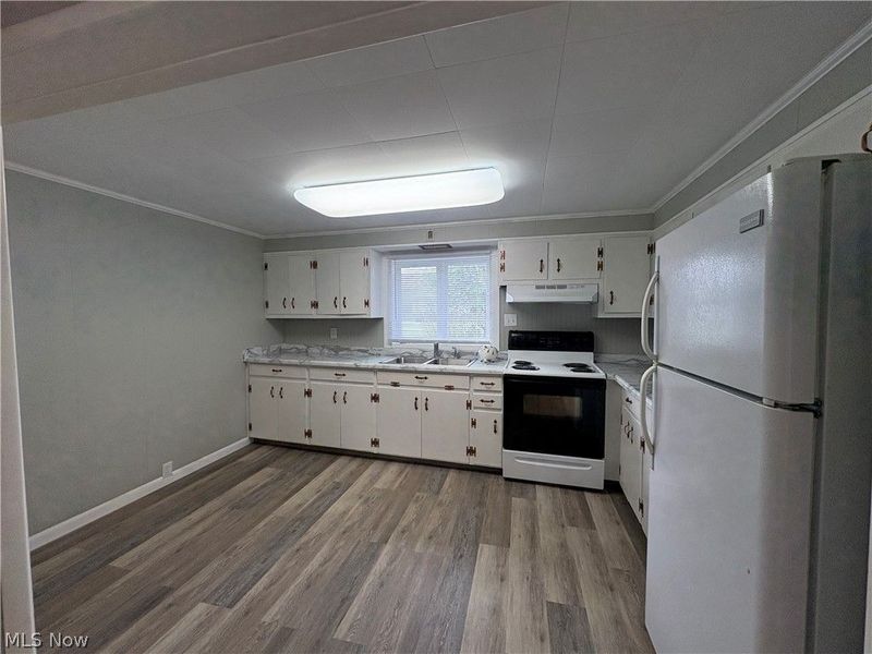 210 W 3rd Street, Uhrichsville, OH 44683 Photo 2