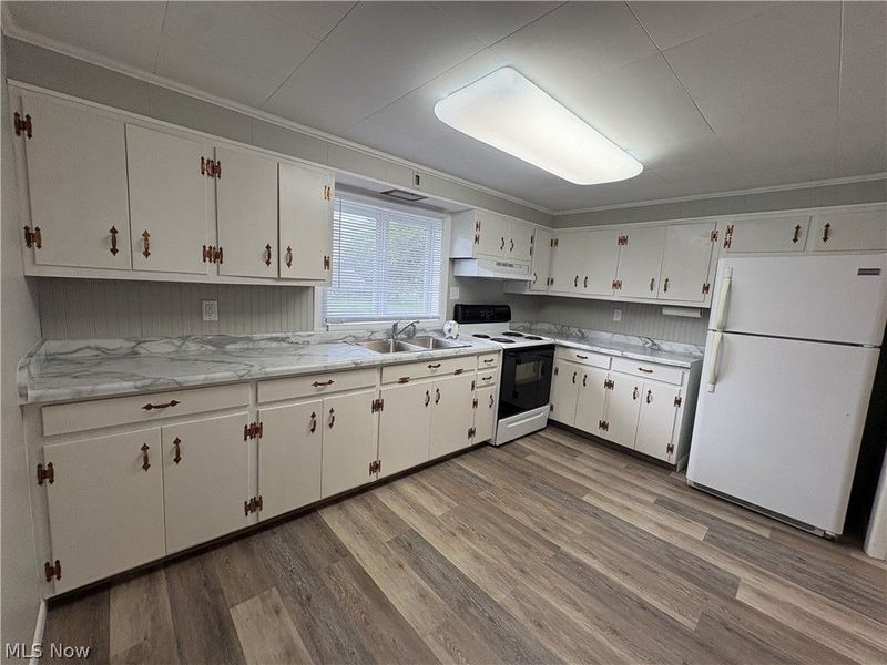 210 W 3rd Street, Uhrichsville, OH 44683 Photo 3