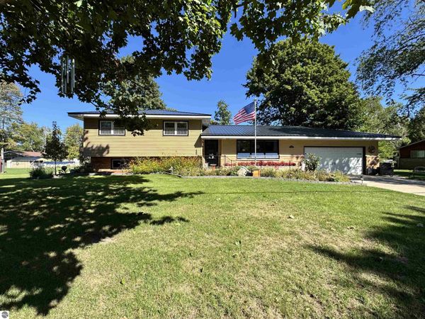 401 Orchard Avenue, Clare, MI 48617
