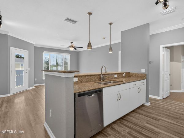 8290 GATE Parkway W, Unit 817, Jacksonville, FL 32216