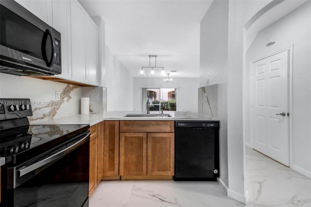 8870 N Isles Cir, Tamarac, FL 33321 Photo