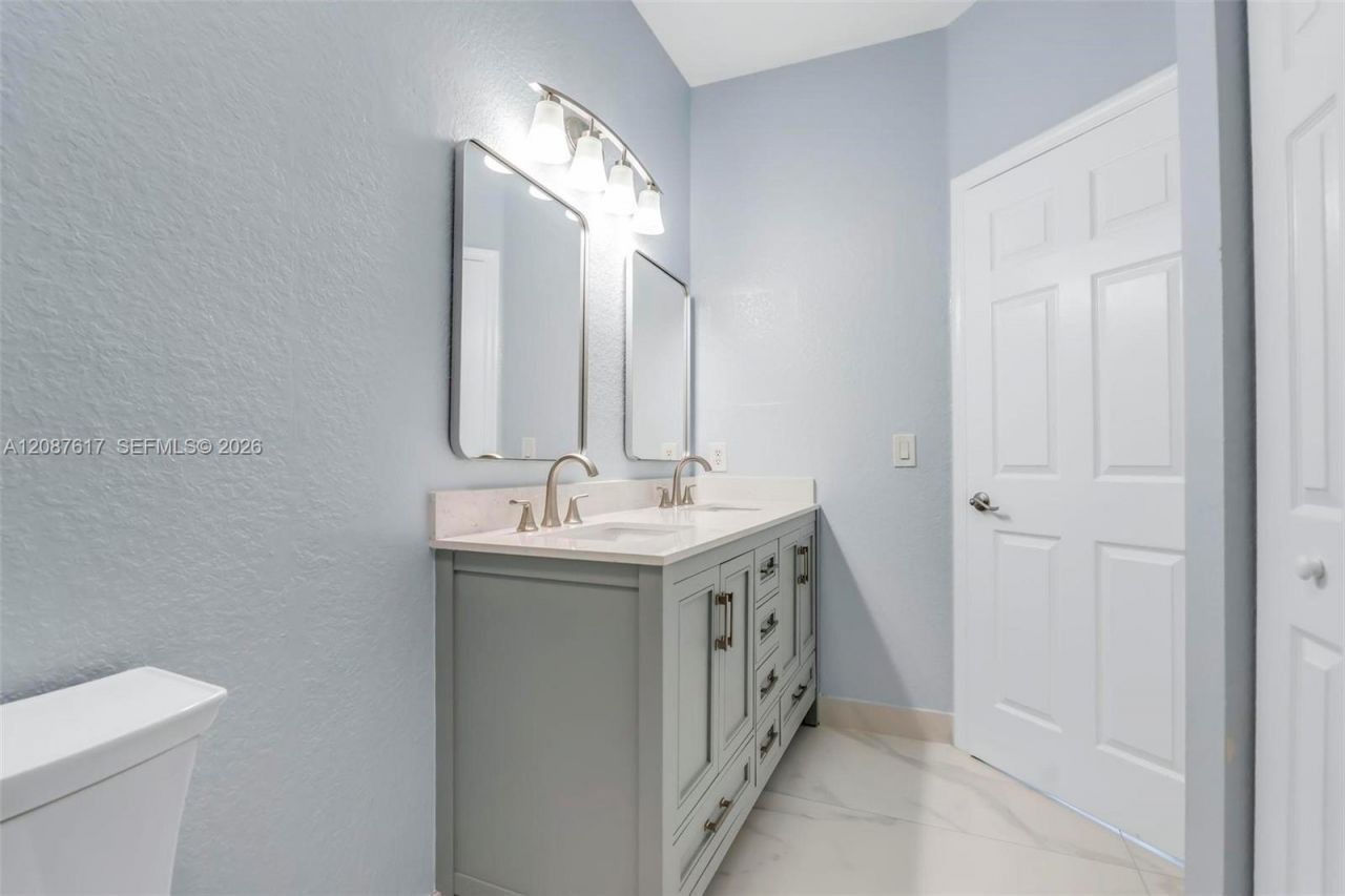 8870 N Isles Cir, Tamarac, FL 33321 Photo