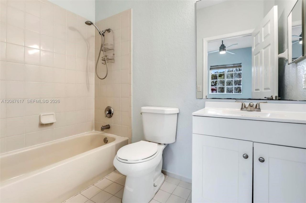8870 N Isles Cir, Tamarac, FL 33321 Photo