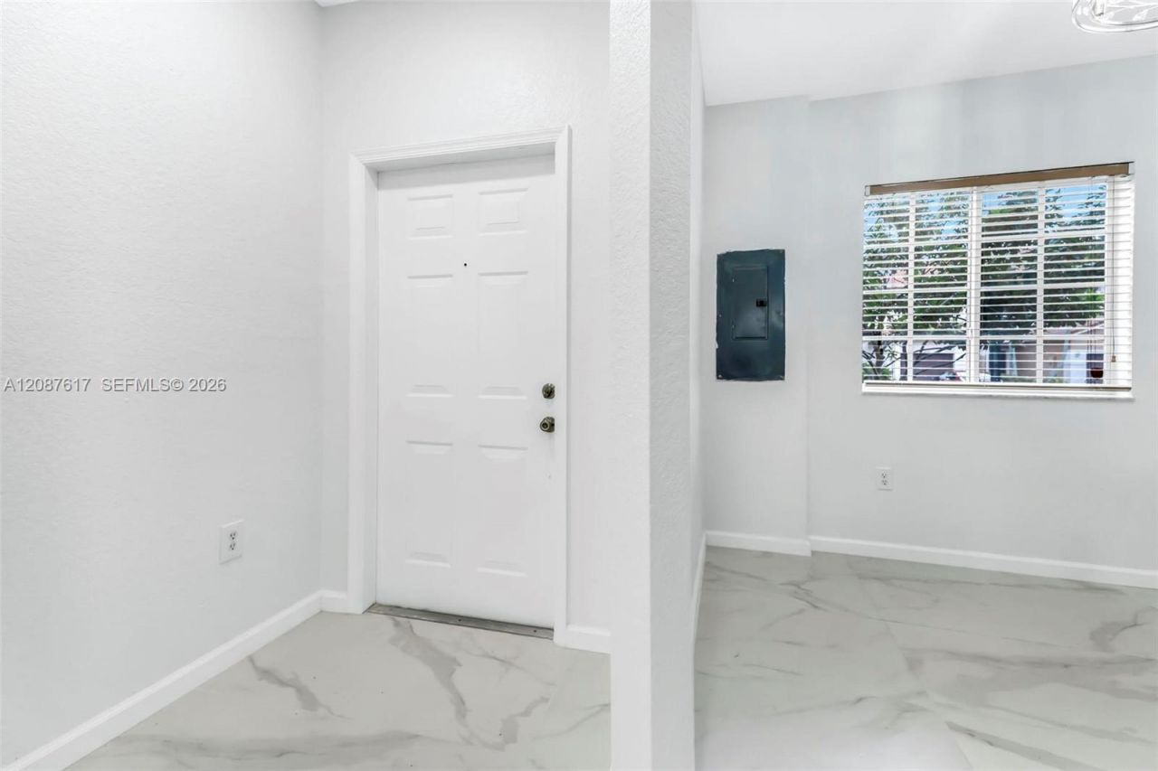 8870 N Isles Cir, Tamarac, FL 33321 Photo
