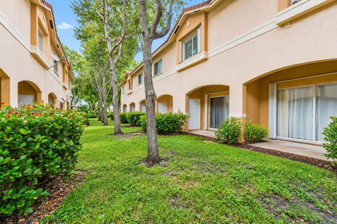 8870 N Isles Cir, Tamarac, FL 33321 Photo