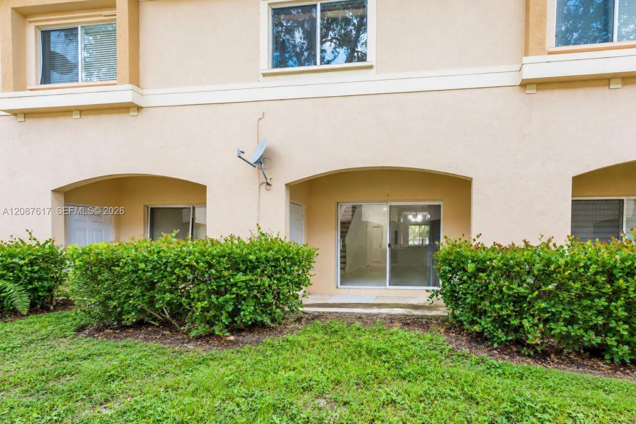 8870 N Isles Cir, Tamarac, FL 33321 Photo