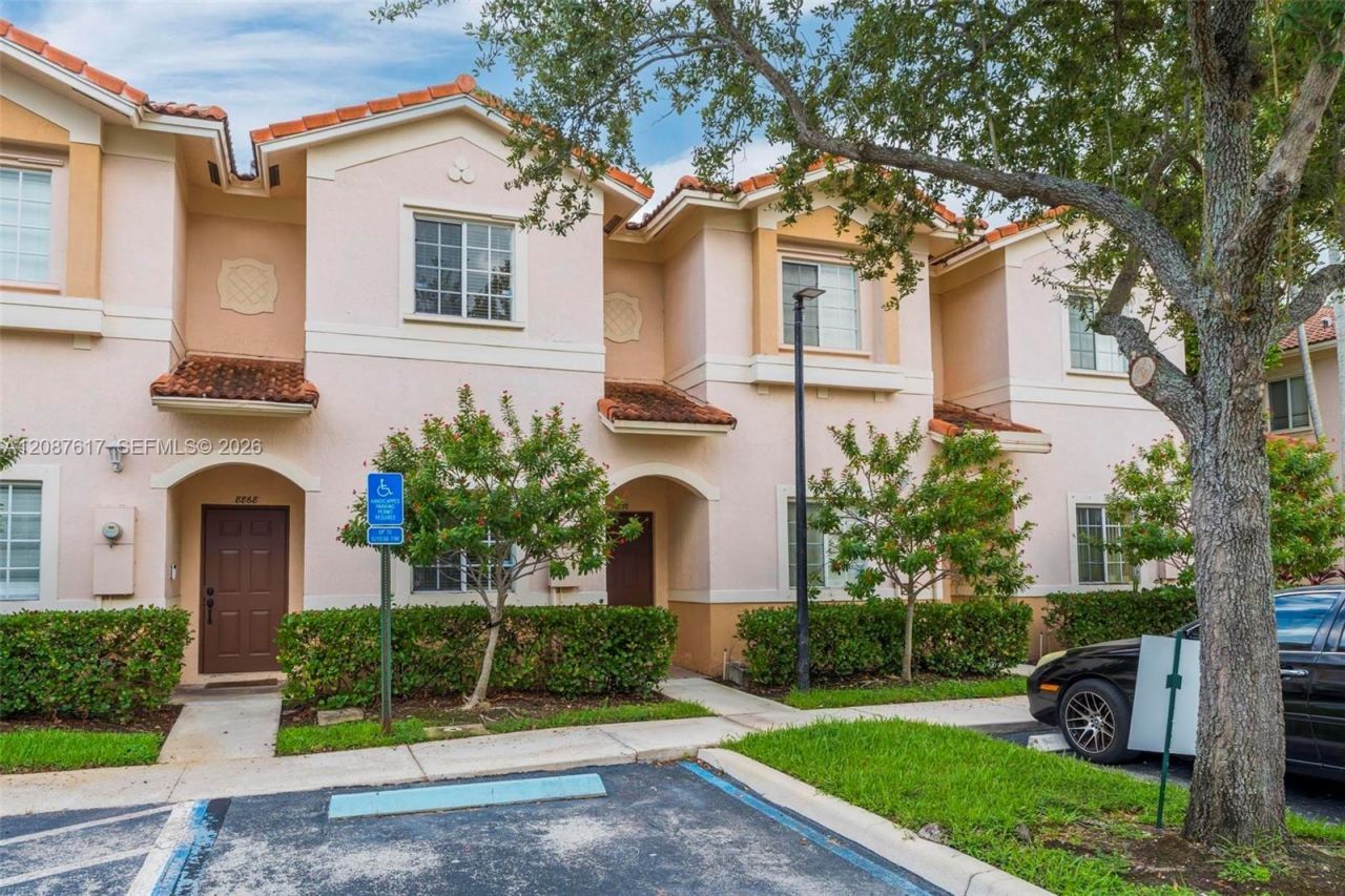 8870 N Isles Cir, Tamarac, FL 33321 Photo