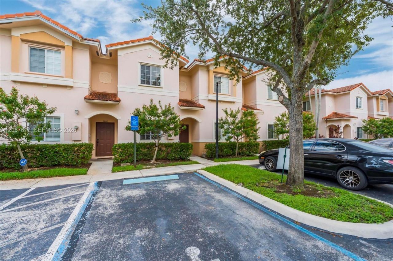 8870 N Isles Cir, Tamarac, FL 33321 Photo