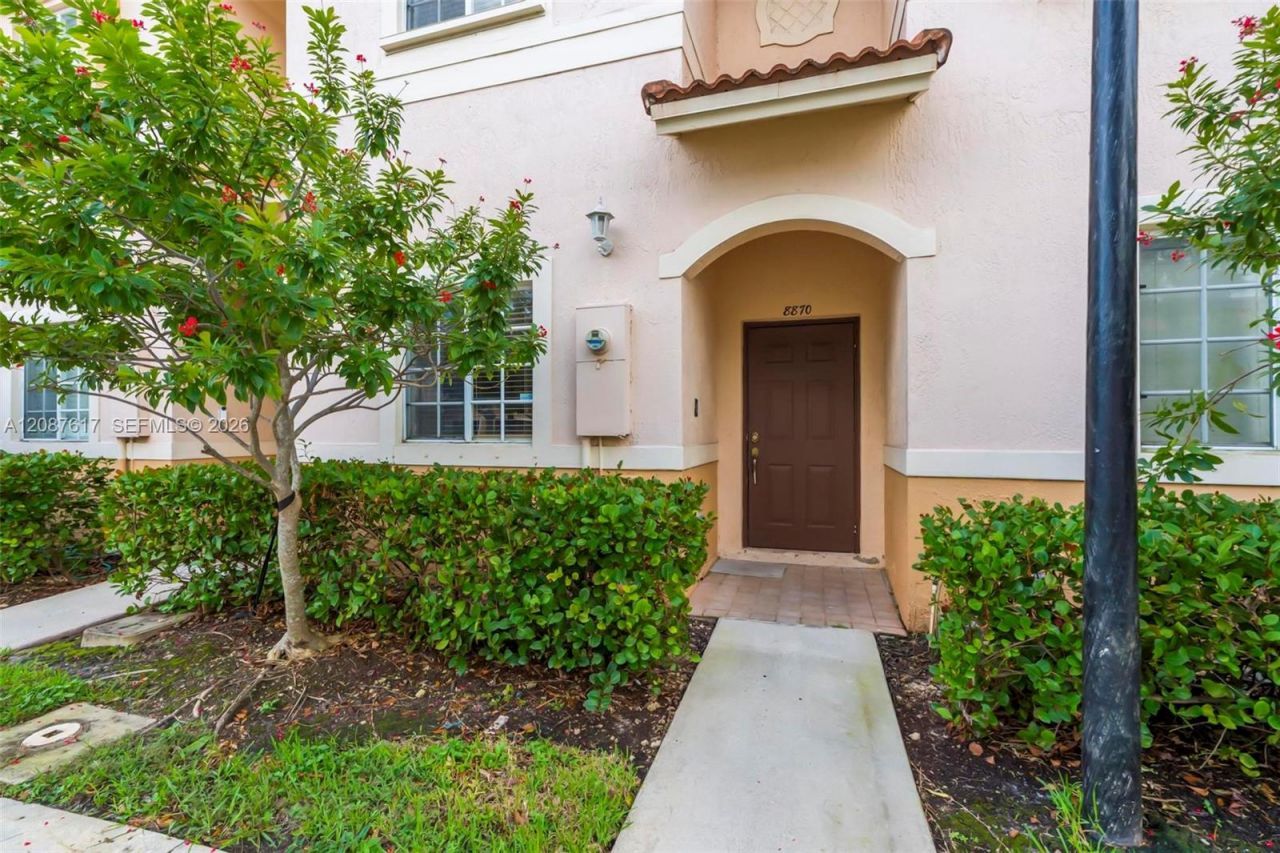 8870 N Isles Cir, Tamarac, FL 33321 Photo