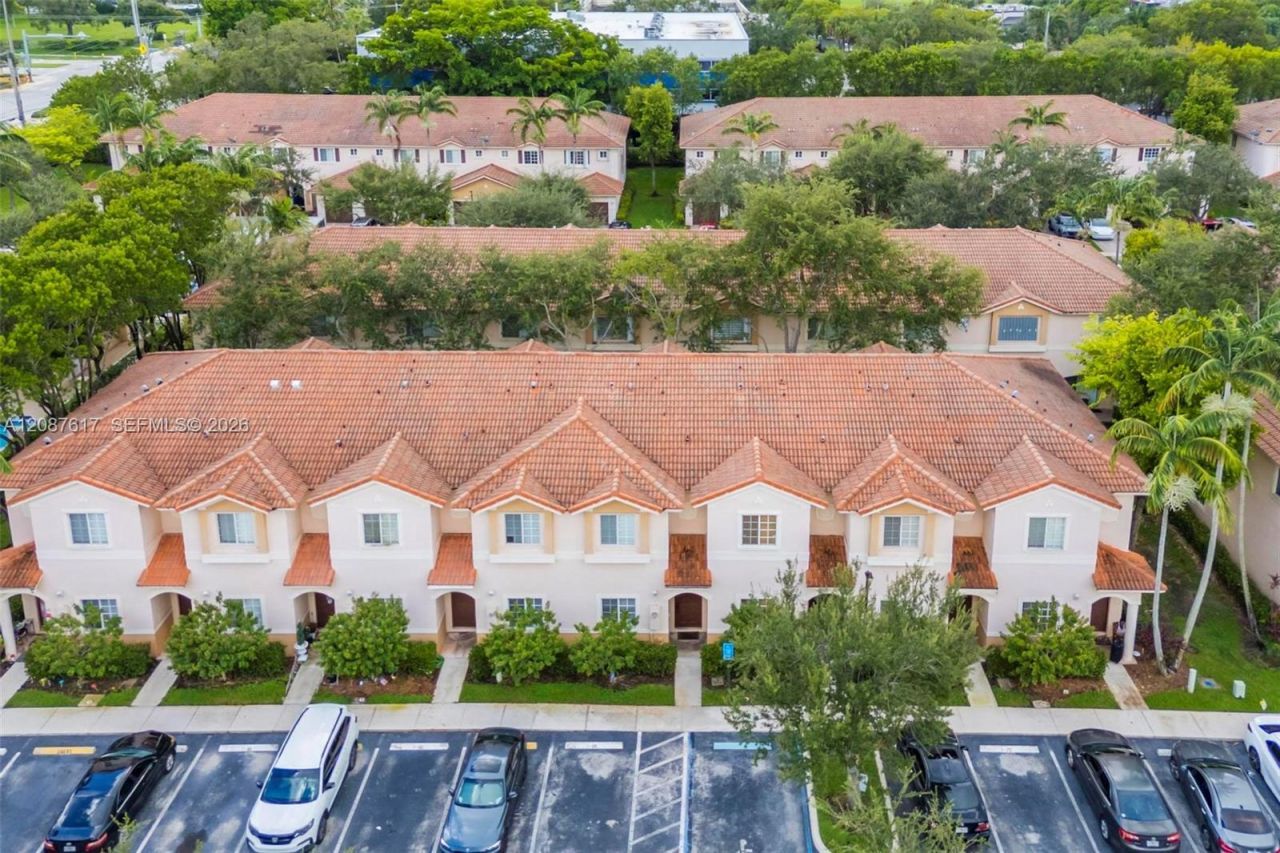8870 N Isles Cir, Tamarac, FL 33321 Photo