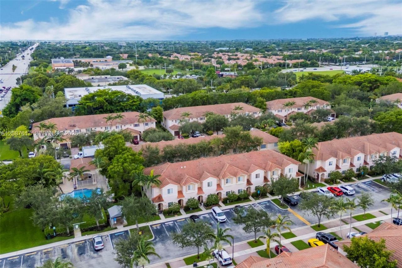 8870 N Isles Cir, Tamarac, FL 33321 Photo