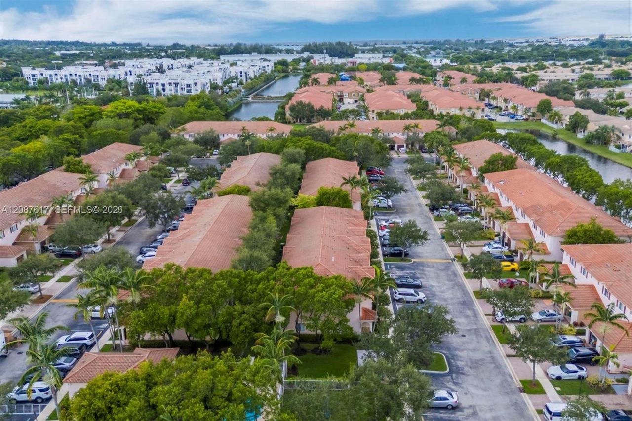 8870 N Isles Cir, Tamarac, FL 33321 Photo