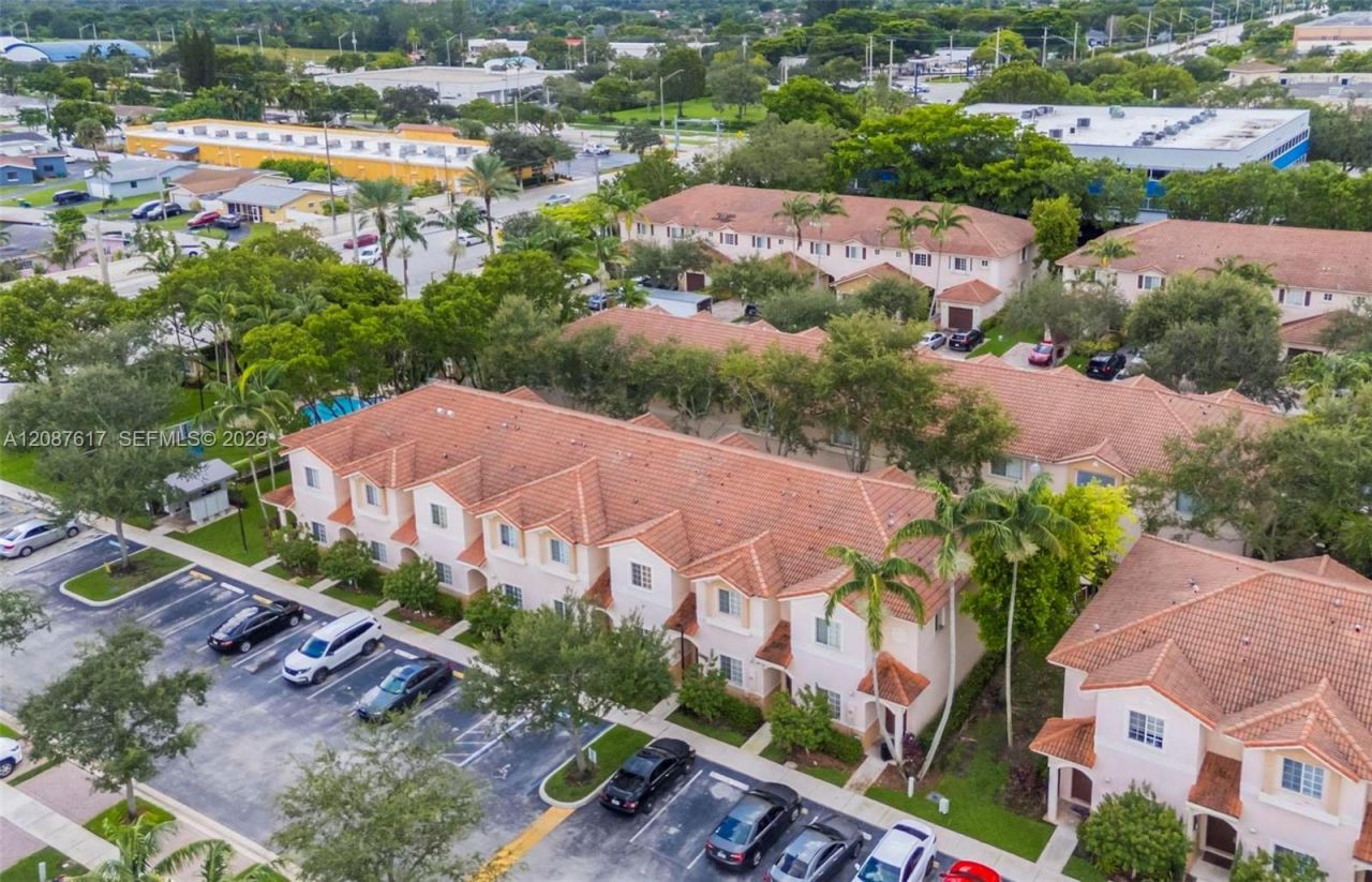 8870 N Isles Cir, Tamarac, FL 33321 Photo