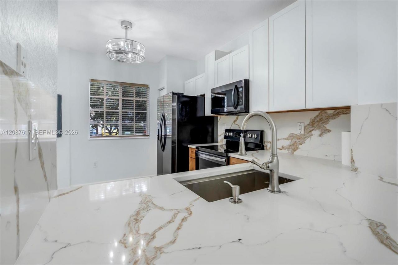 8870 N Isles Cir, Tamarac, FL 33321 Photo