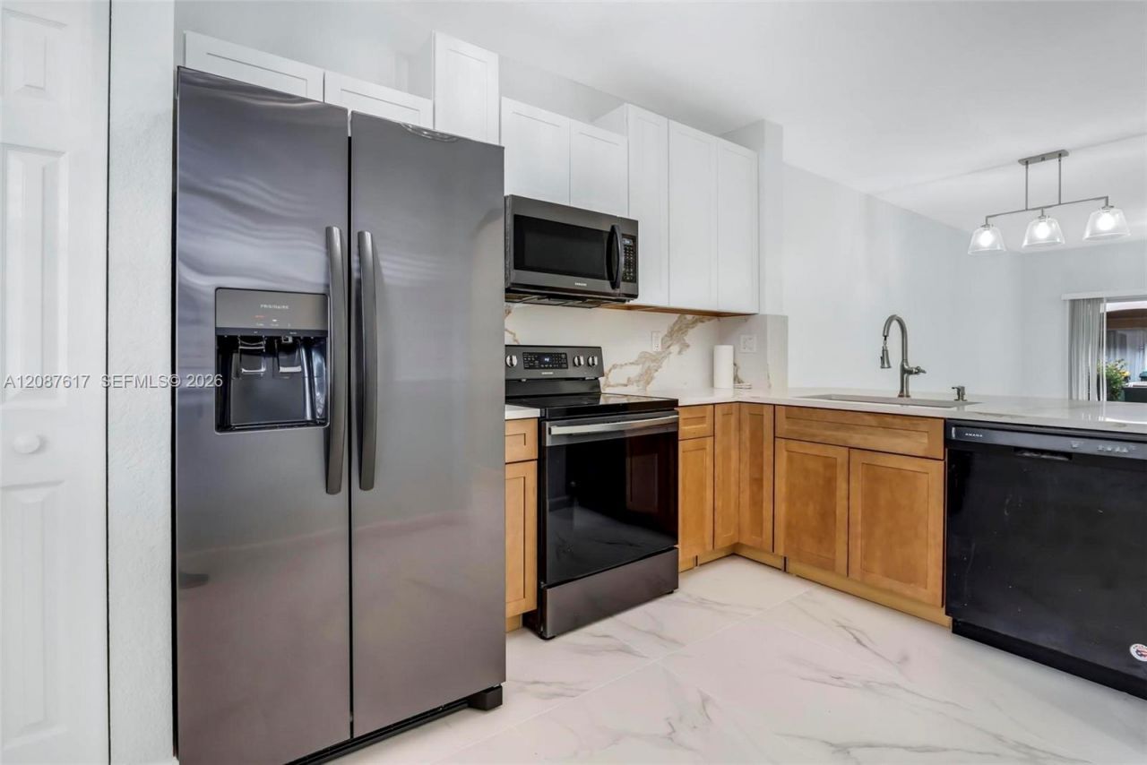 8870 N Isles Cir, Tamarac, FL 33321 Photo