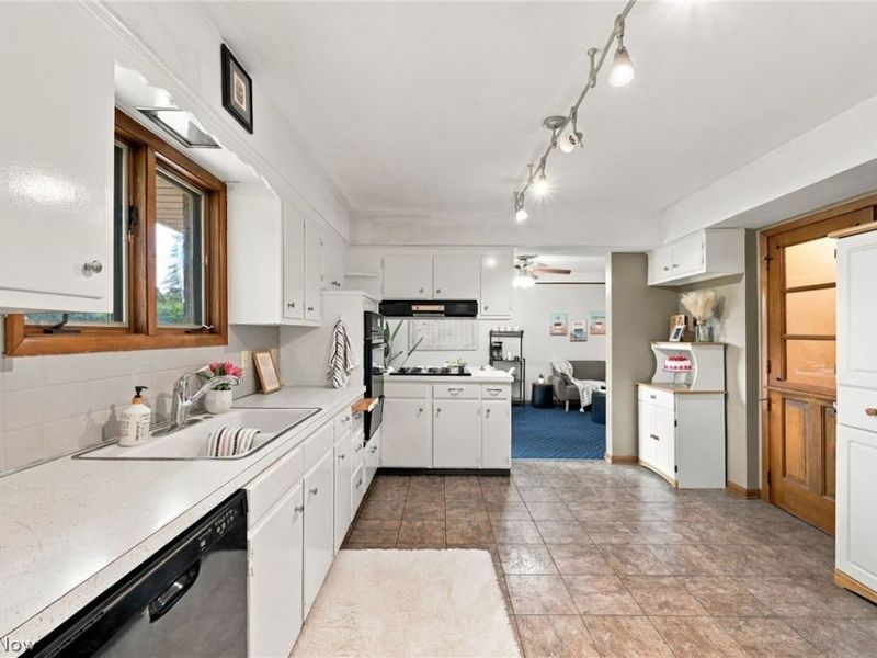 3397 Lotus Lane, Seven Hills, OH 44131 Photo 9