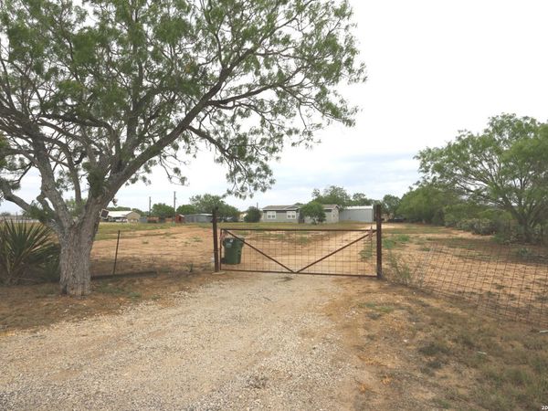 7510 Pittman Road, Adkins, TX 78101