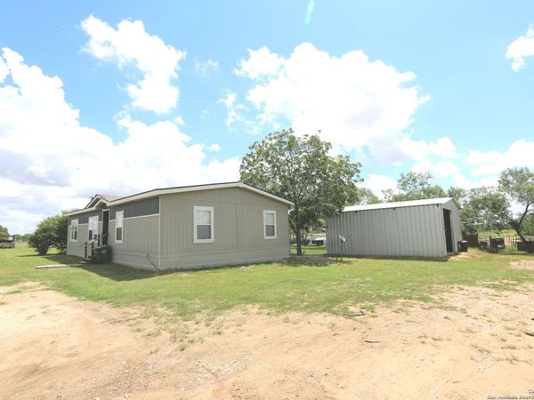 7510 Pittman Road, Adkins, TX 78101